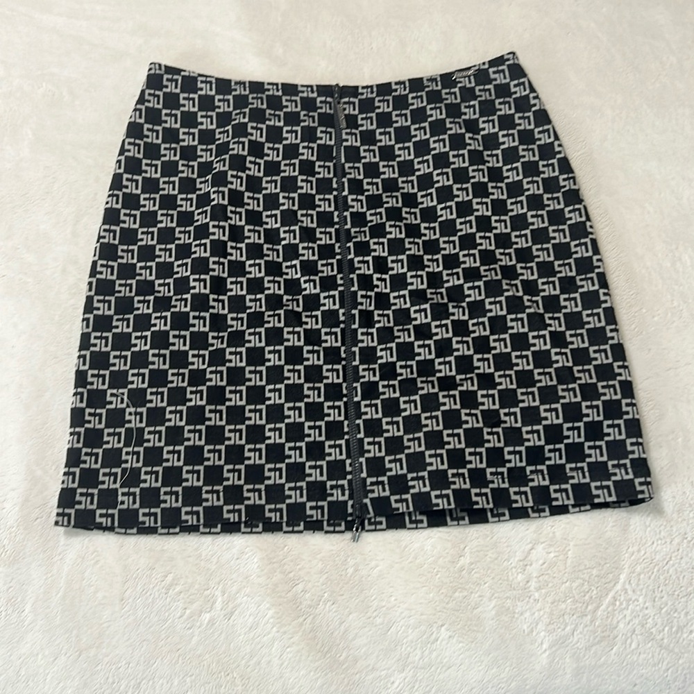St. John Sport Logo Knit Zip-Front Mini Skirt Sz 0 — Classic Monogram